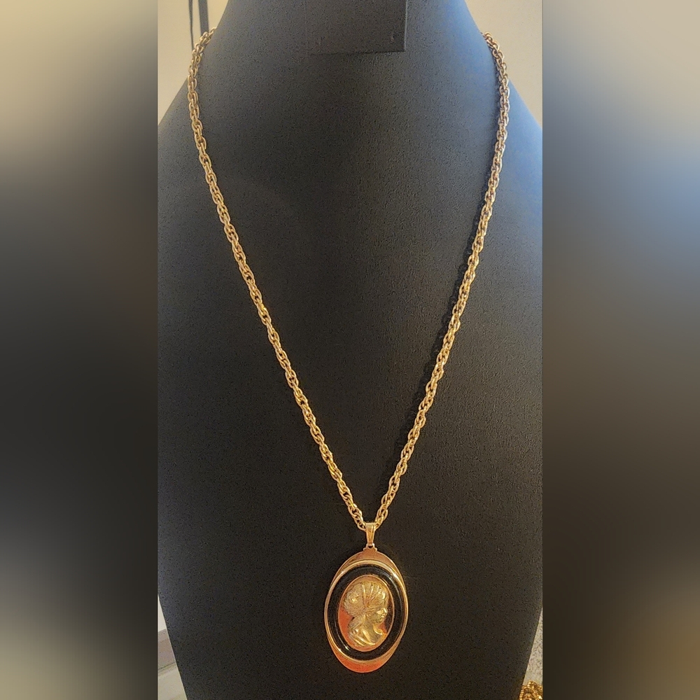 Vintage Cameo Gold Tone Pendant Necklace